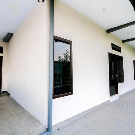 Oyo 3187 Kost Putri Bu Chris Hotel Jembel Buitenkant foto