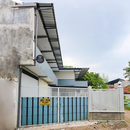 Oyo 3187 Kost Putri Bu Chris Hotel Jembel Buitenkant foto