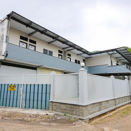 Oyo 3187 Kost Putri Bu Chris Hotel Jembel Buitenkant foto