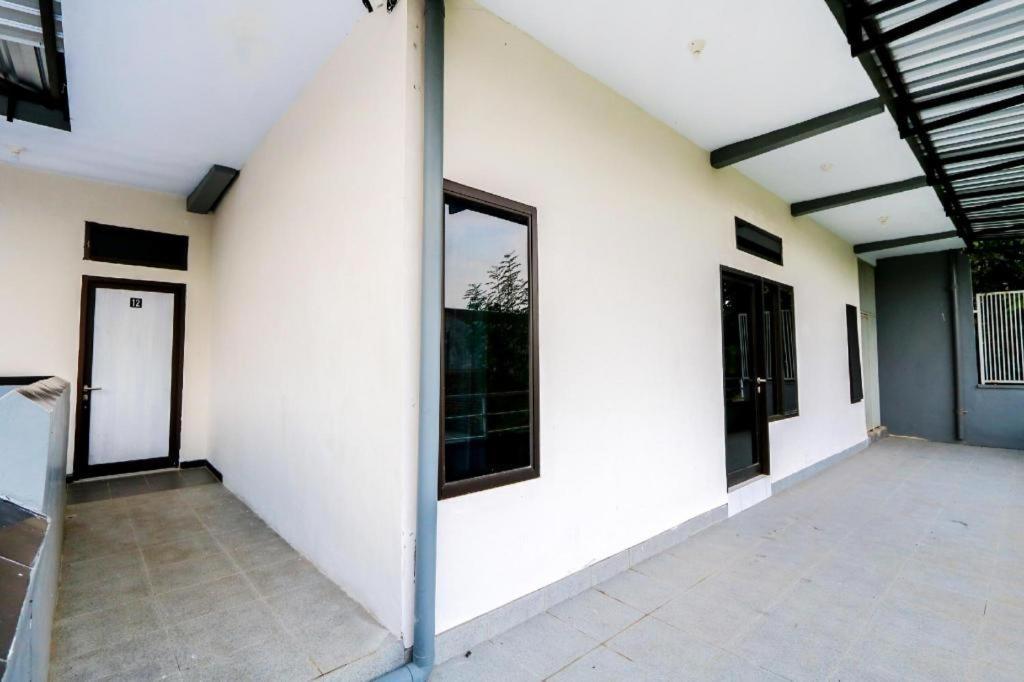 Oyo 3187 Kost Putri Bu Chris Hotel Jembel Buitenkant foto