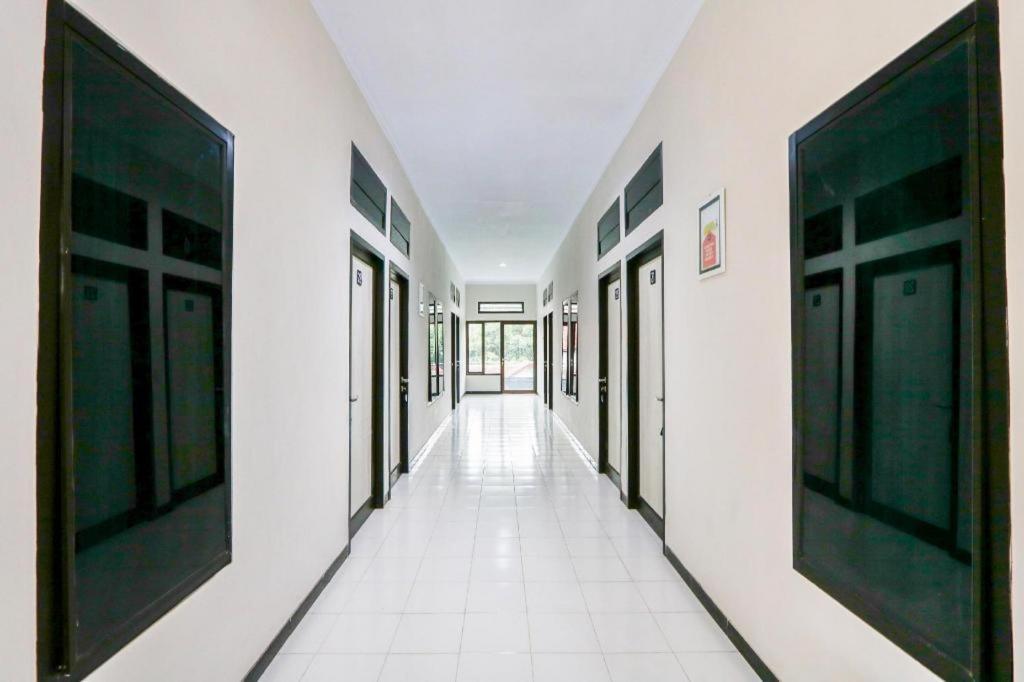 Oyo 3187 Kost Putri Bu Chris Hotel Jembel Buitenkant foto