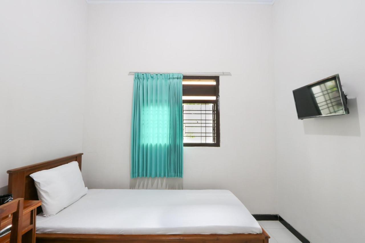 Oyo 3187 Kost Putri Bu Chris Hotel Jembel Buitenkant foto