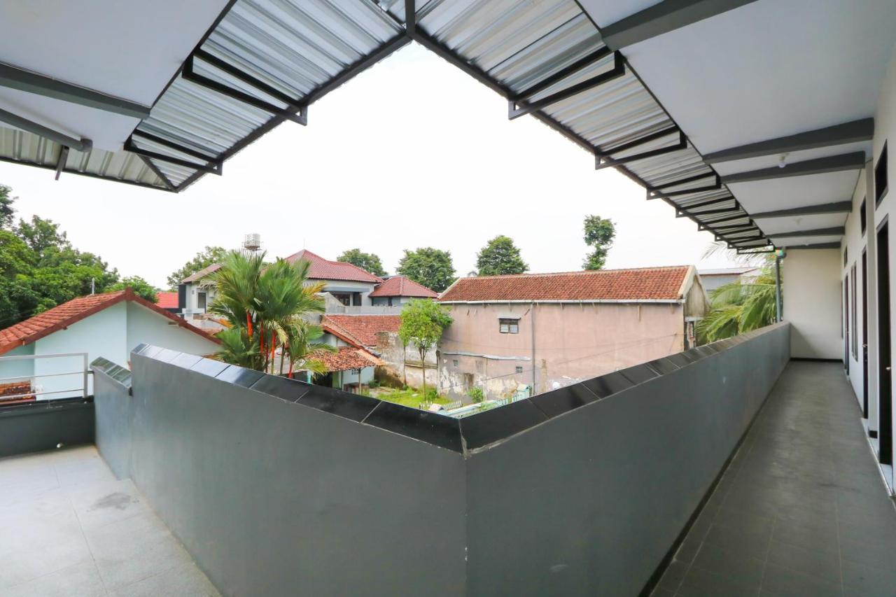 Oyo 3187 Kost Putri Bu Chris Hotel Jembel Buitenkant foto