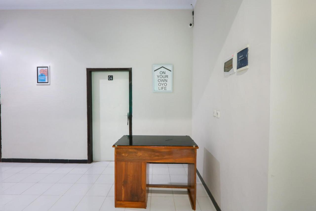Oyo 3187 Kost Putri Bu Chris Hotel Jembel Buitenkant foto