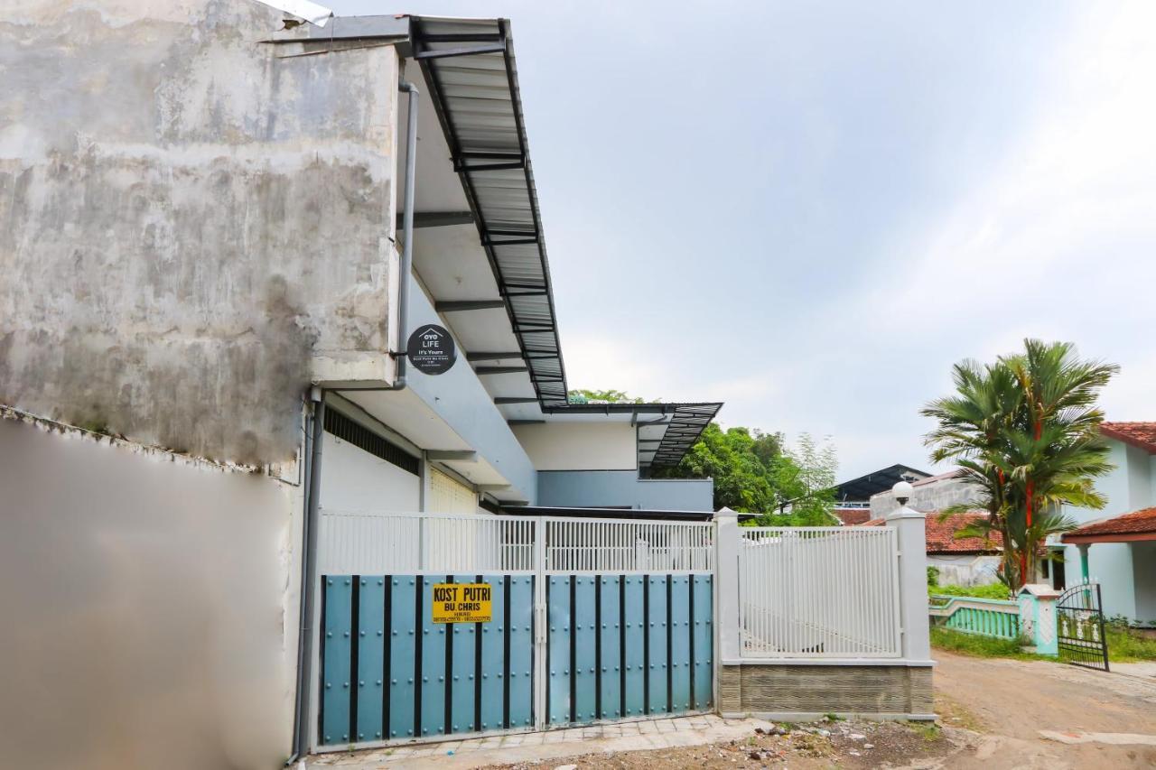 Oyo 3187 Kost Putri Bu Chris Hotel Jembel Buitenkant foto