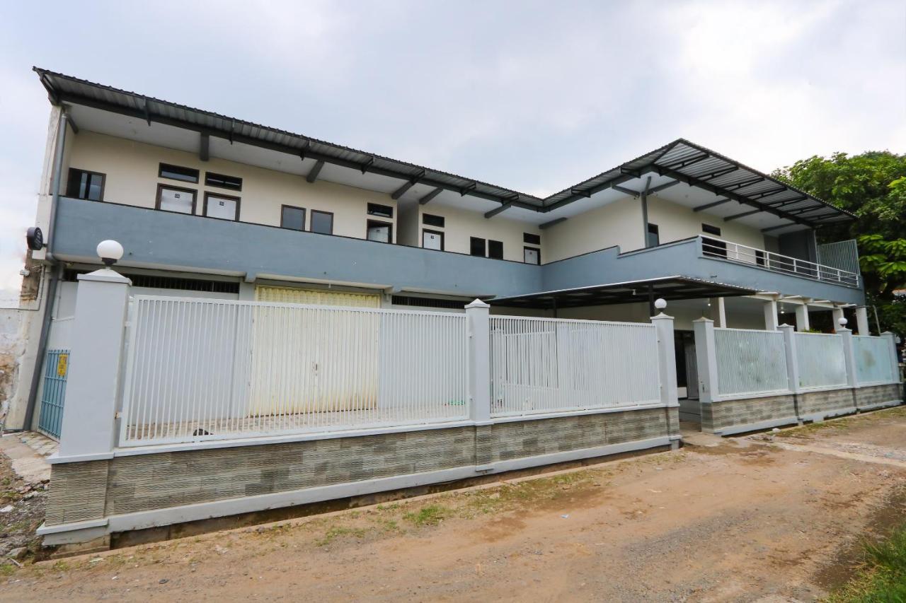 Oyo 3187 Kost Putri Bu Chris Hotel Jembel Buitenkant foto