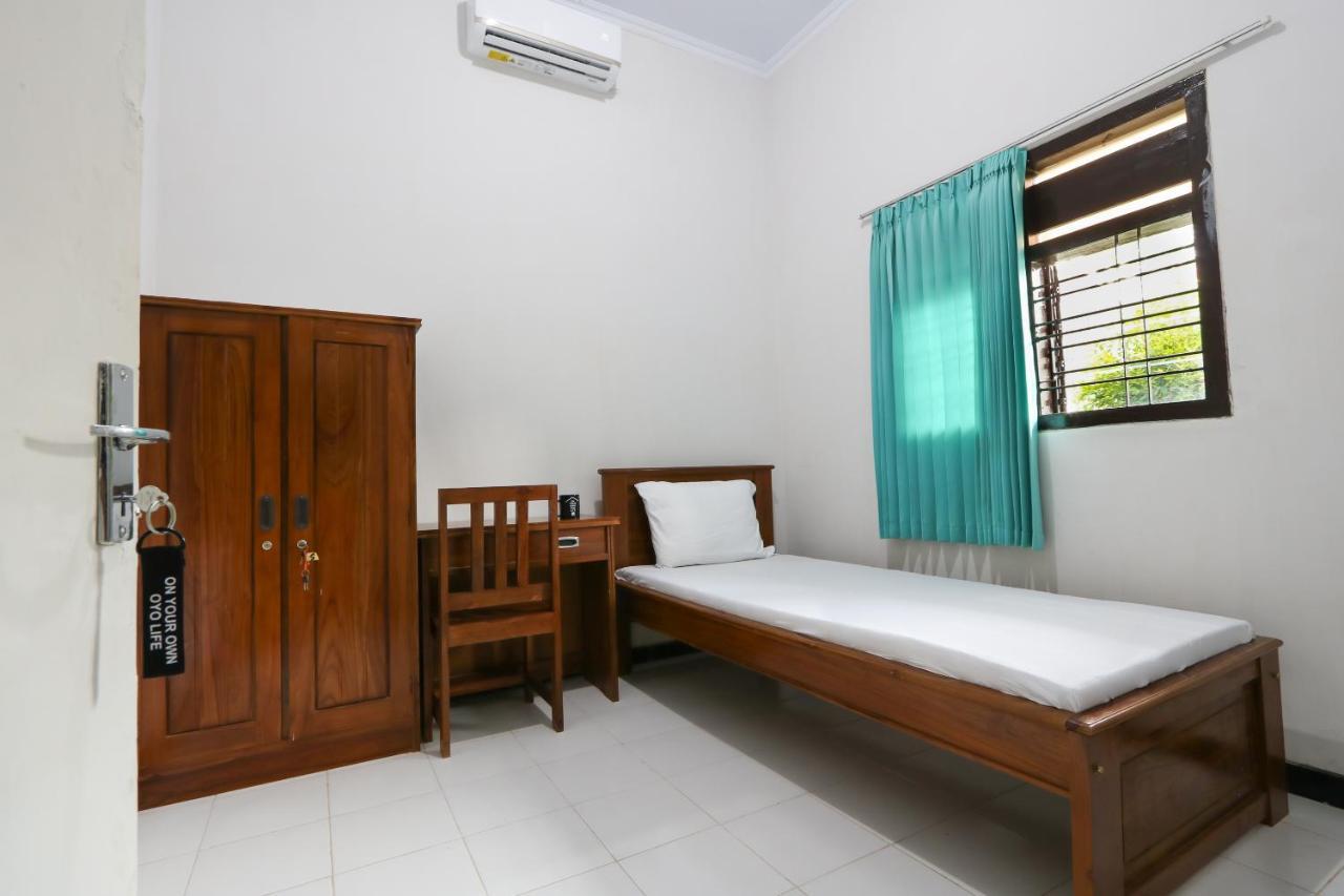 Oyo 3187 Kost Putri Bu Chris Hotel Jembel Kamer foto