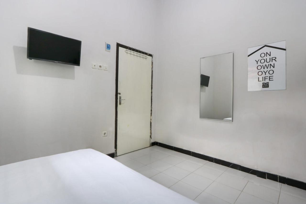 Oyo 3187 Kost Putri Bu Chris Hotel Jembel Buitenkant foto
