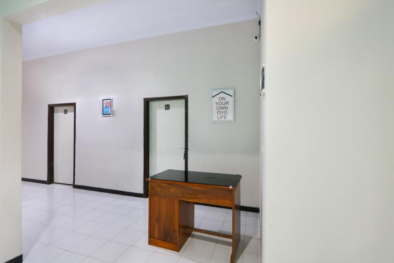 Oyo 3187 Kost Putri Bu Chris Hotel Jembel Buitenkant foto