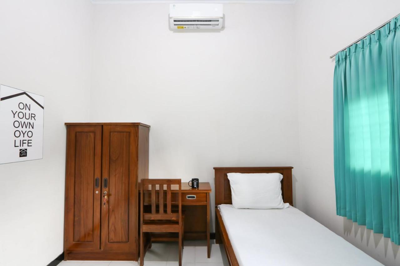 Oyo 3187 Kost Putri Bu Chris Hotel Jembel Buitenkant foto